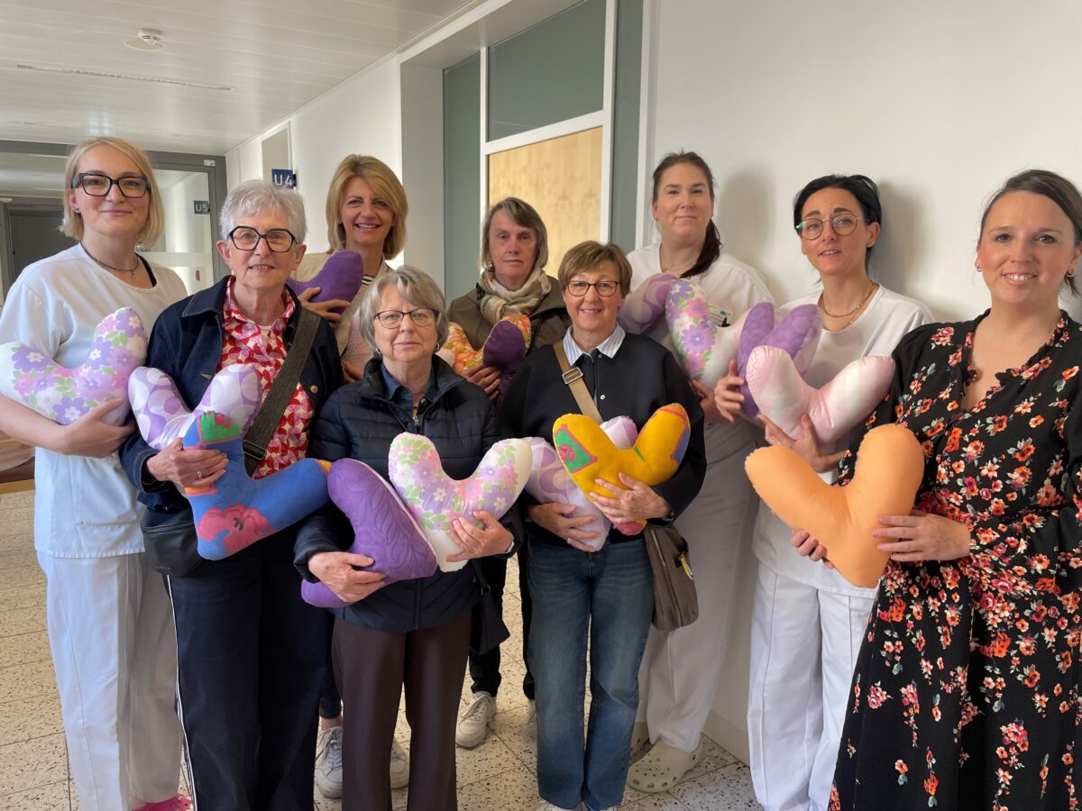 Frauenbund Vilseck spendet 180 Herzkissen an Frauenklinik Weiden