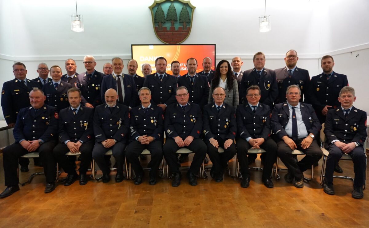 Freistaat Bayern ehrt langjährig aktive Feuerwehrkräfte in Waldershof
