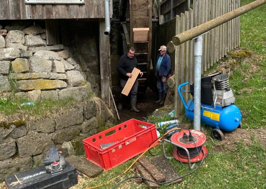Freiwillige setzen Wasserrad an der Alten Mühle in Georgenberg instand
