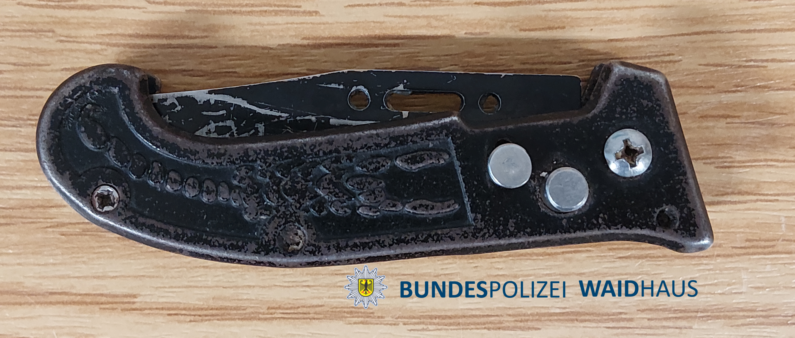 Gesuchter Paketzusteller in Waidhaus mit Messer und Paketdiebstahl festgenommen