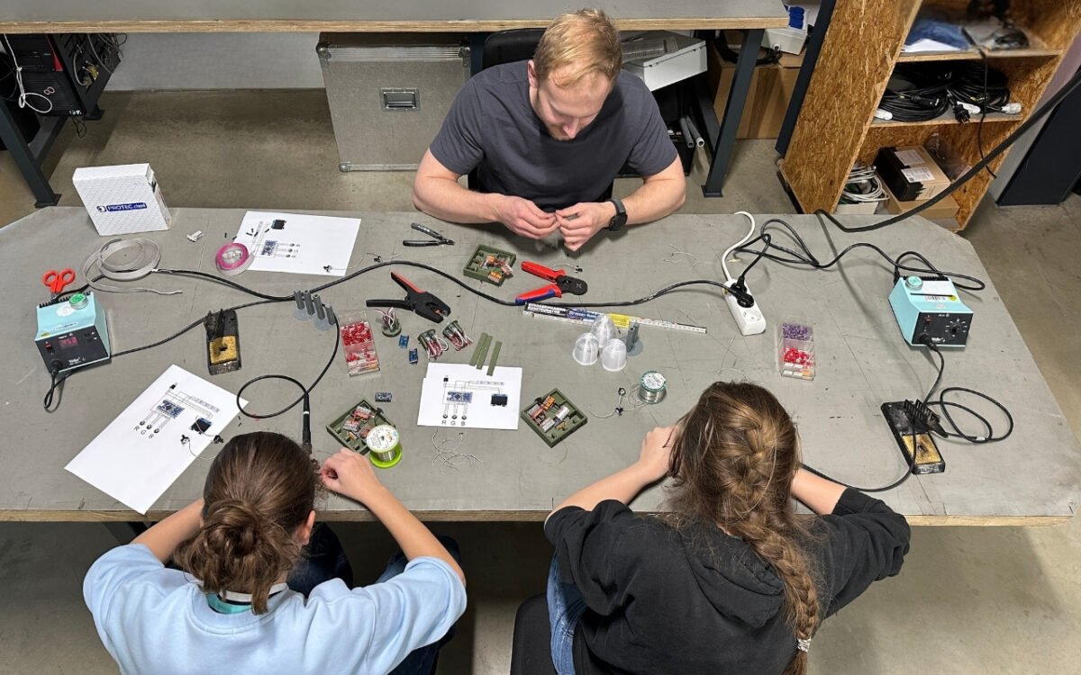 Girls’ Day begeistert Schülerinnen bei microSYST in Windischeschenbach