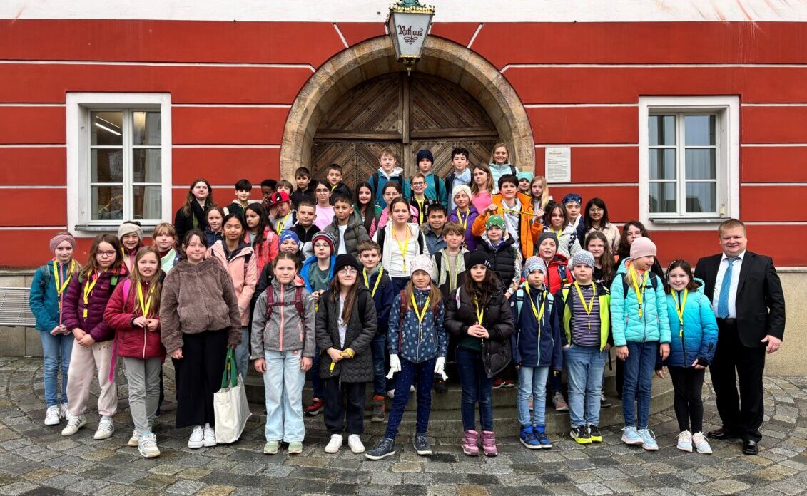 Grundschüler erkunden Rathaus in Burglengenfeld
