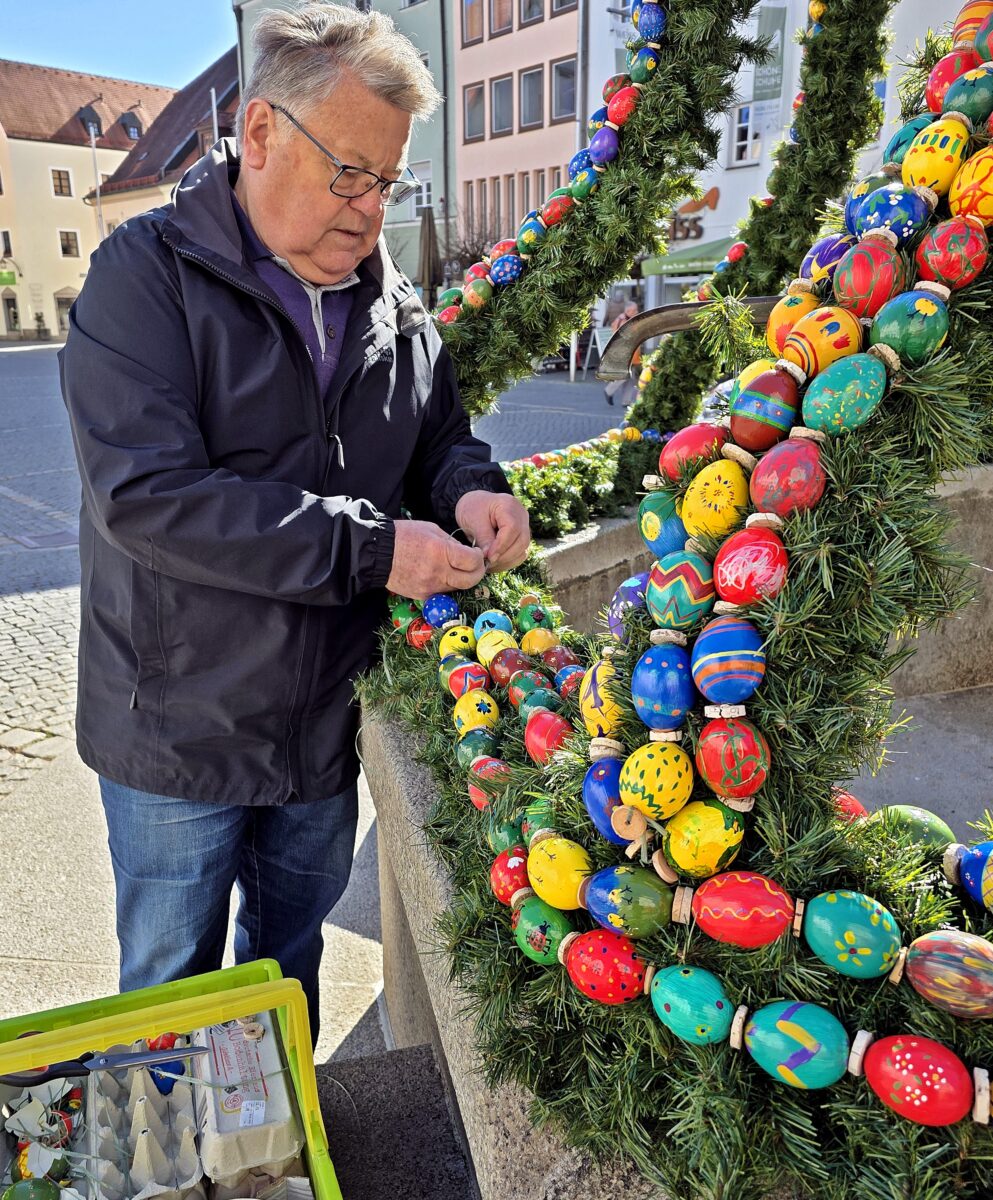 Günther Magerl hält Osterbrunnen in Weiden in Schuss