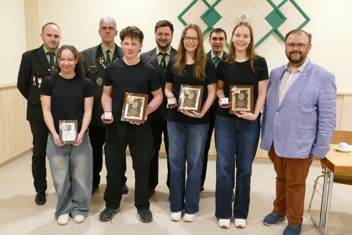 Jahreshauptversammlung der Sportschützen ehrt Deutsche Meister in Kastl