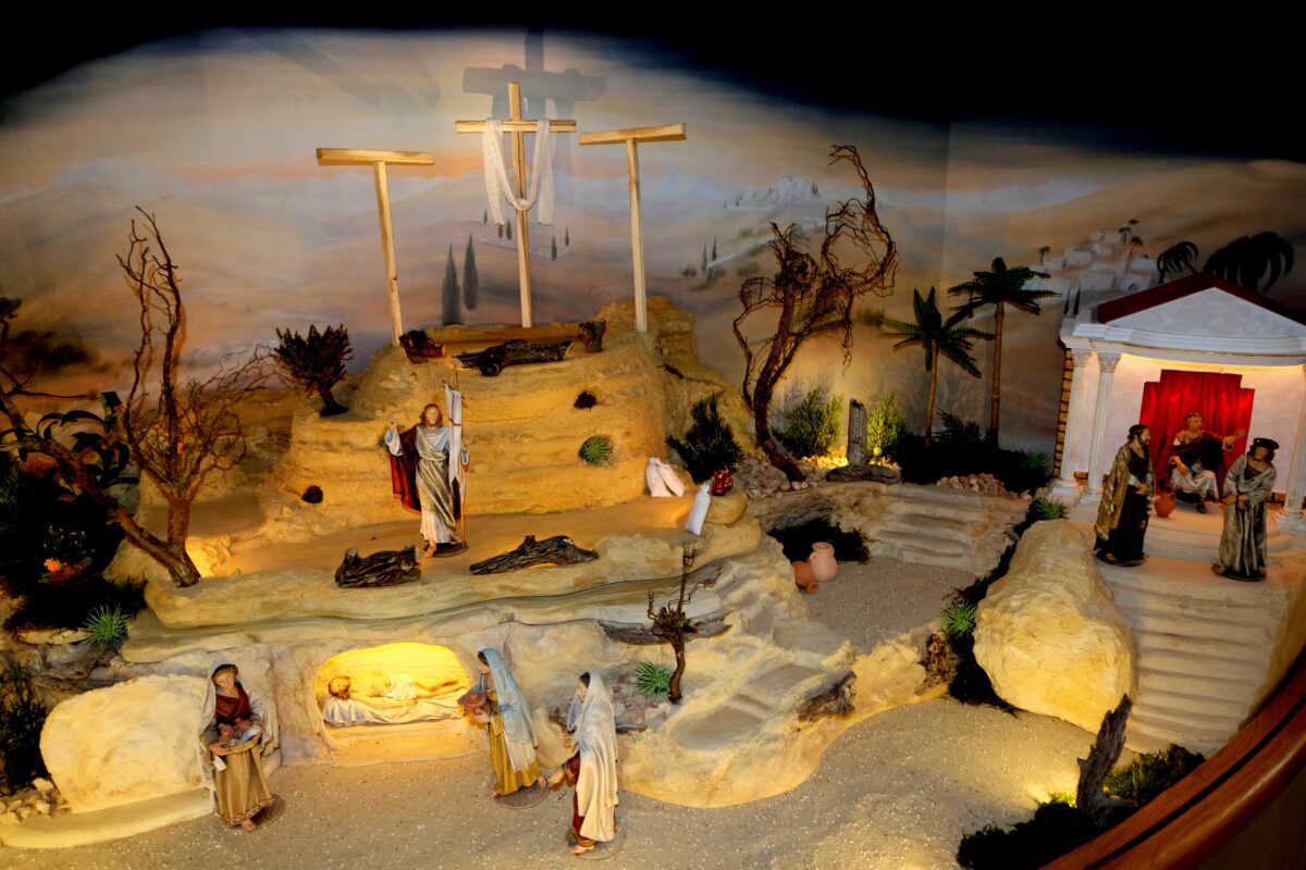 Strahlender Blickfang: Die Jahreskrippe in St. Johannes der Täufer
