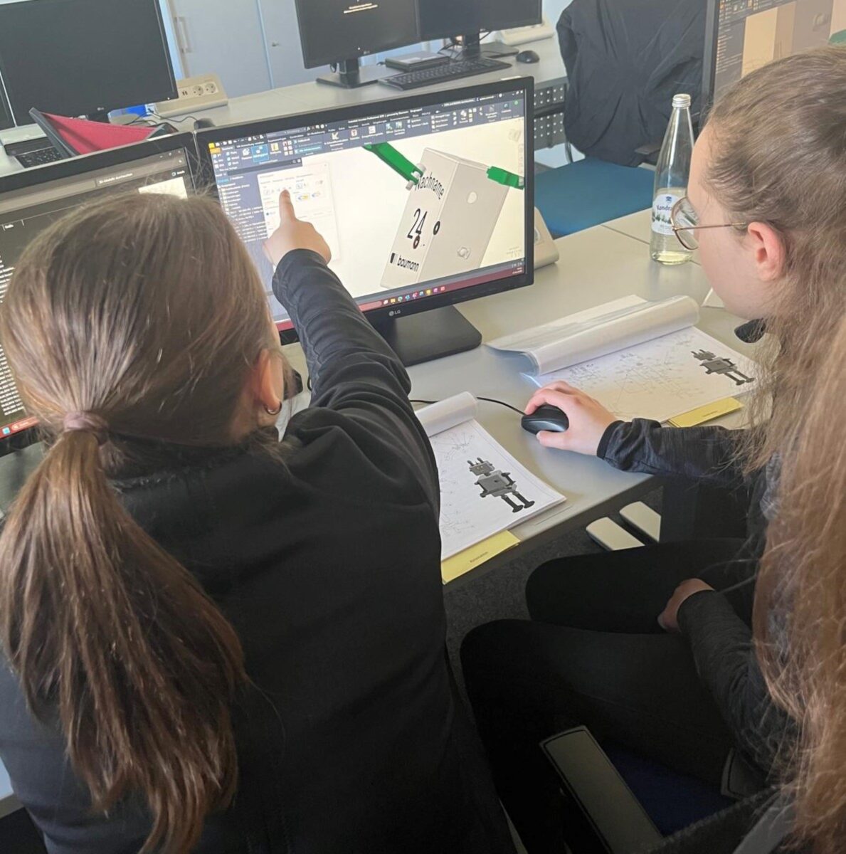 Jugendliche bauen Roboter beim Hightech live!-Camp in Amberg