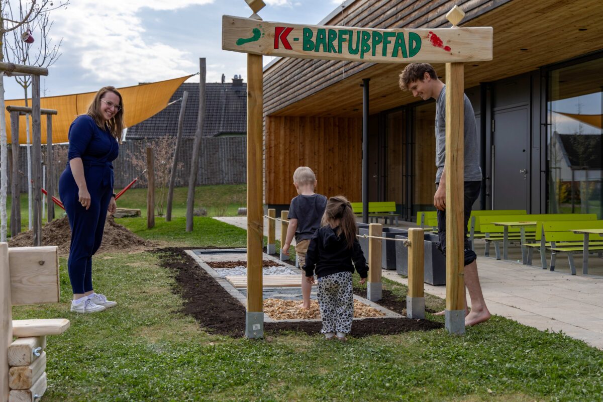 Kassecker-Azubis bauen Barfußpfad für Waldwichtel in Waldsassen
