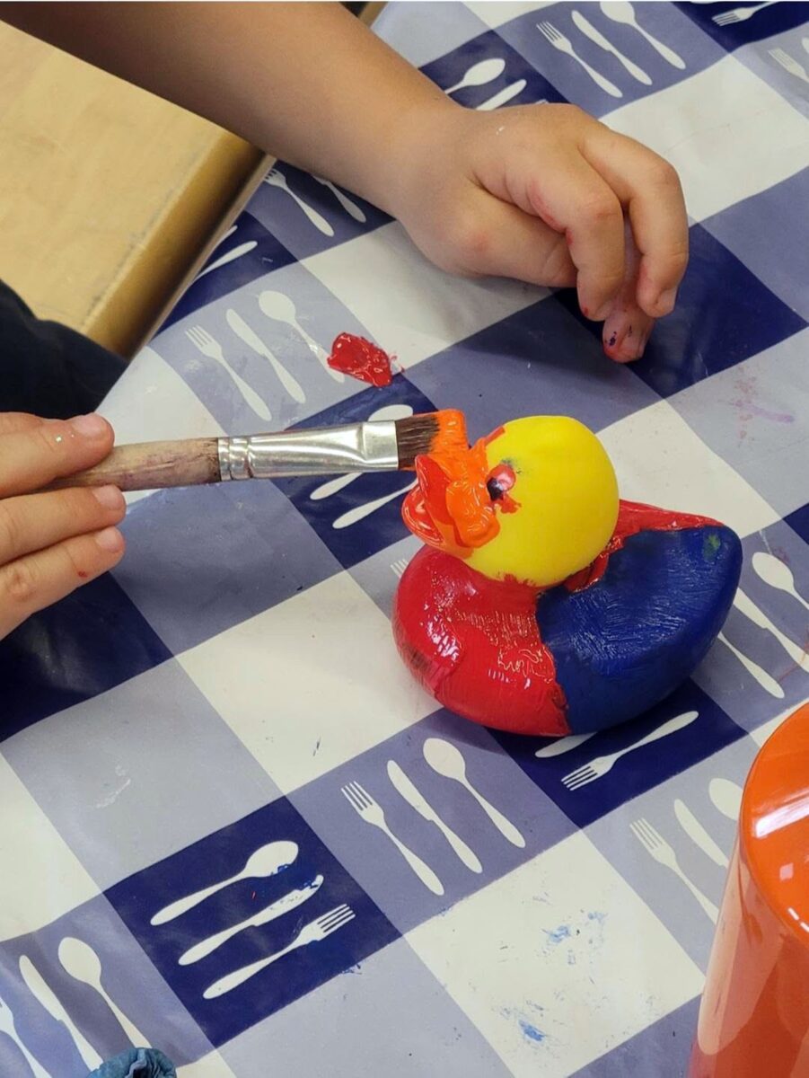 Kinder gestalten kreative Rennenten für Inklusionsfest in Rieden