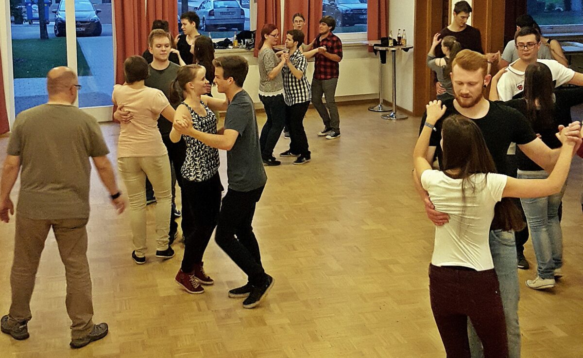 Kirwaverein feiert in Pirk zehnjähriges Jubiläum mit Fahnenweihe