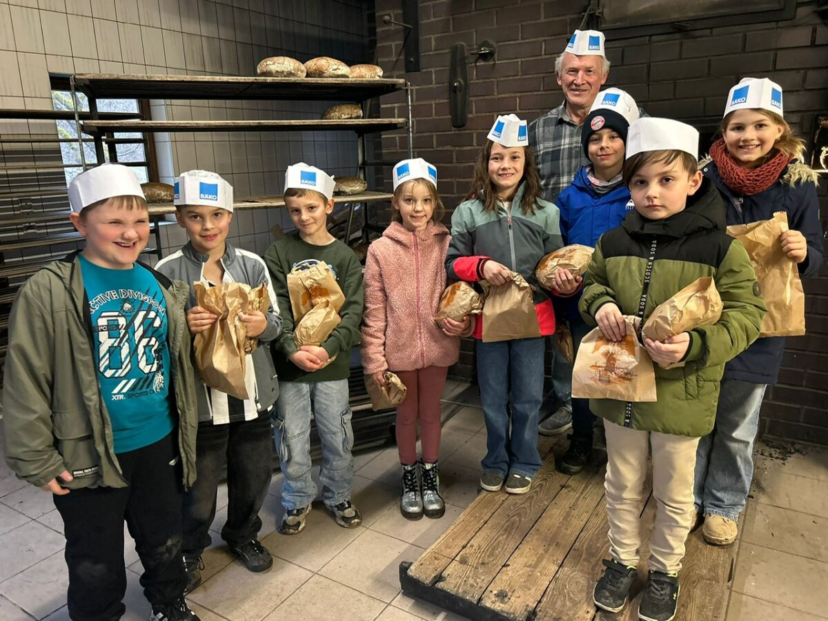 Kommunionkinder erkunden Mühle und backen Brot in Lückenrieth