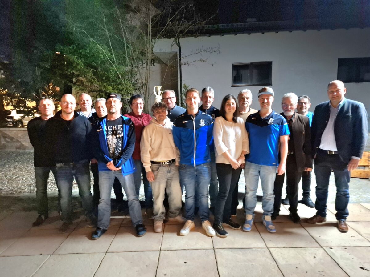 Löwenfanclub kürt Ehrenmitglieder bei Jahreshauptversammlung in Eslarn