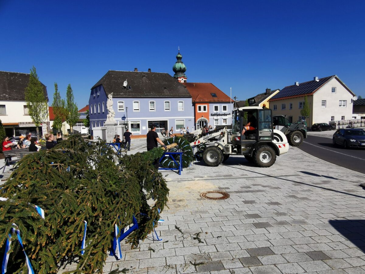 Einladung zum Maibaumaufstellen mit Frühschoppen