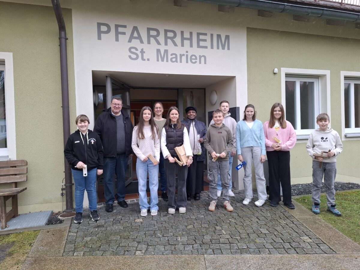 Ministranten halten Ratschen-Brauch der Karwoche in Eslarn lebendig