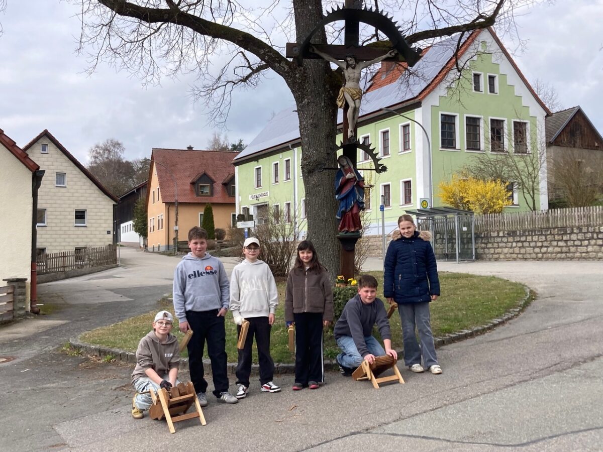 Ministranten ratschen in Döllnitz zum Gebet