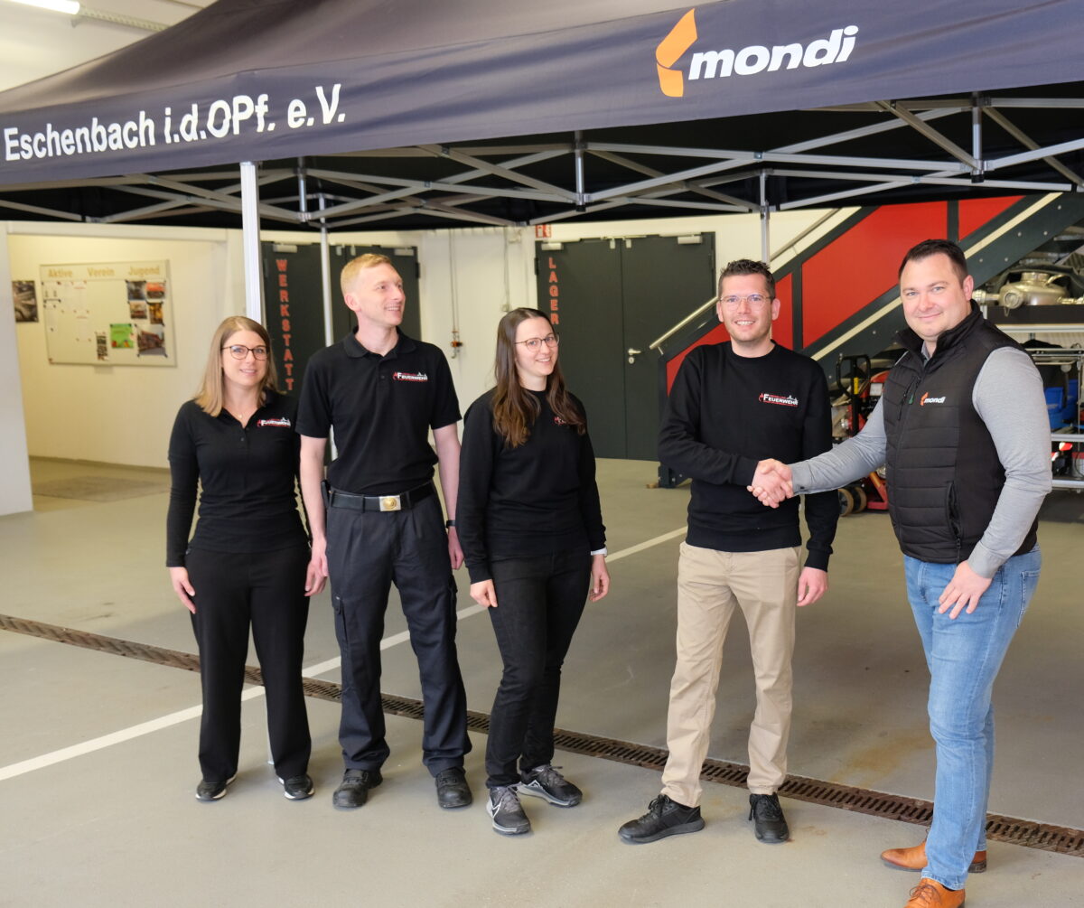 Mondi spendet 1.800-Euro-Pavillon für Feuerwehr Eschenbach