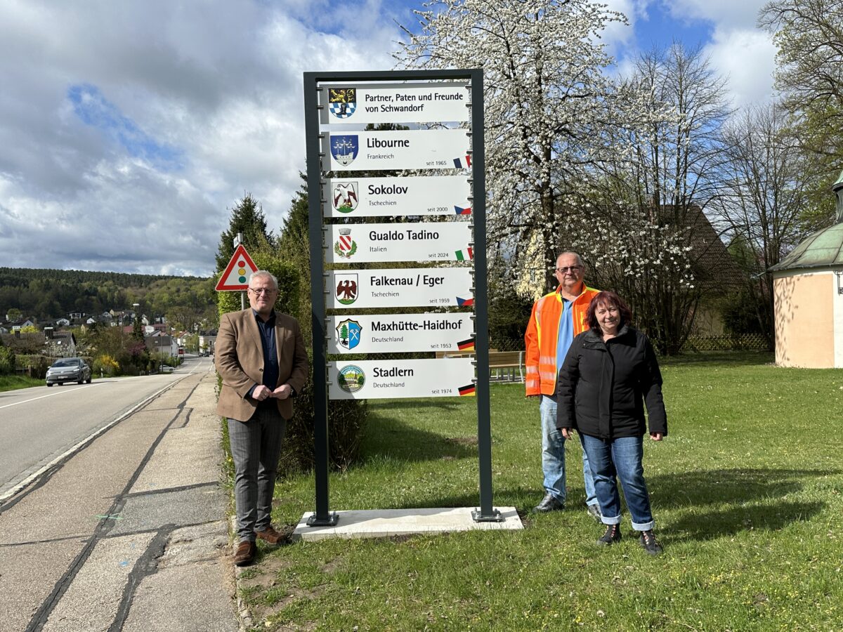 Neue Schilder zeigen Städtepartnerschaften in Schwandorf
