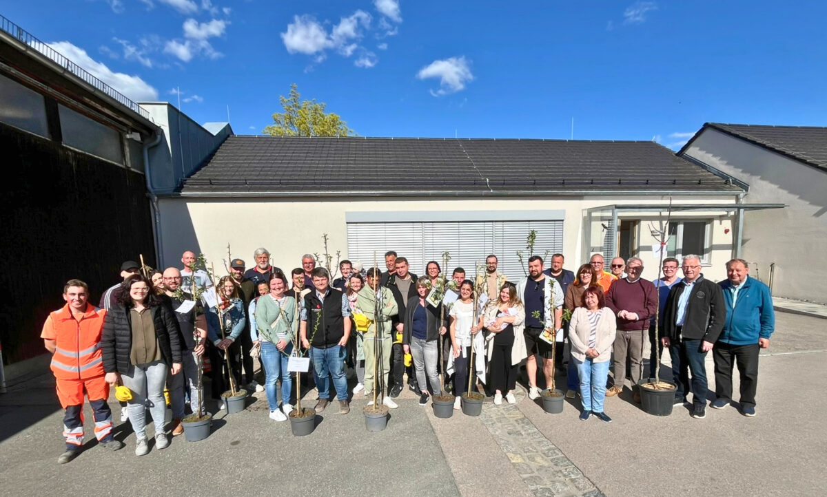Obstbaumaktion beschenkt 17 Familien in Schwandorf