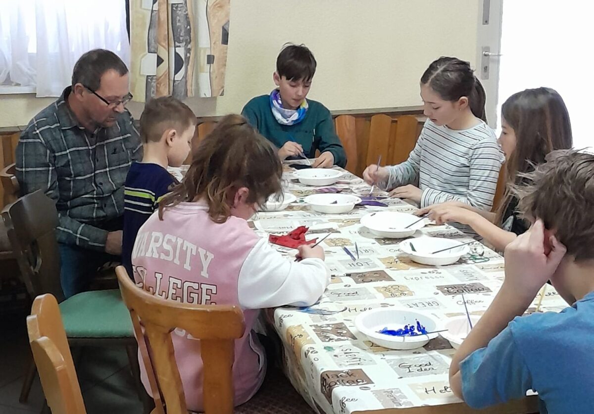 Osterbasteln begeistert Kinder und Erwachsene in Pfrentsch