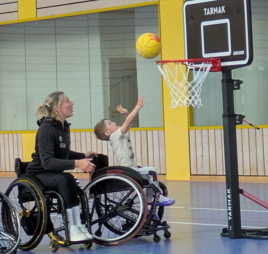 Paralympics-Athletinnen begeistern Kinder im Johanniter-Kinderhaus Hirschau