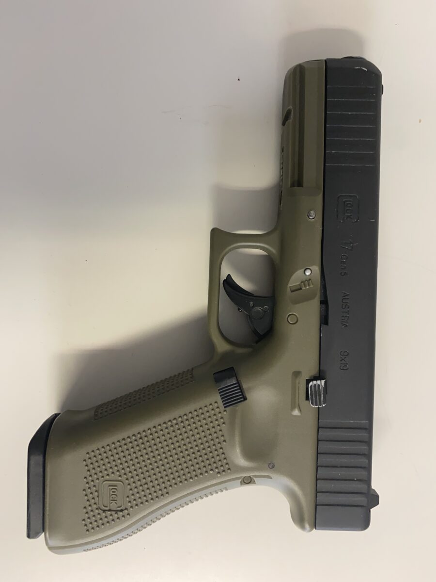 Polizei stoppt Mann mit täuschend echter Waffe in Schwandorf