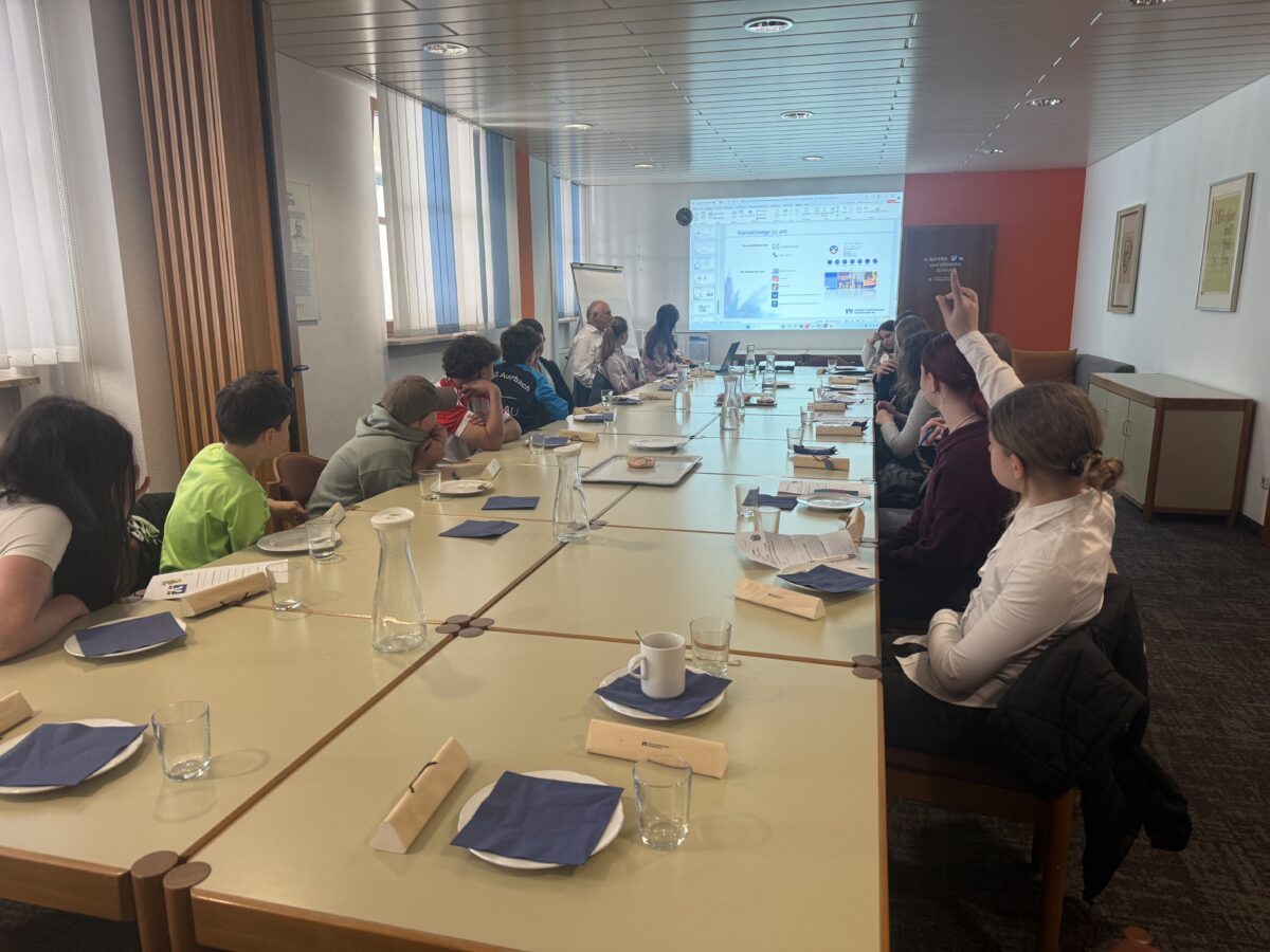 Praxisnaher Bankbesuch begeistert Wirtschaftsschule in Eschenbach