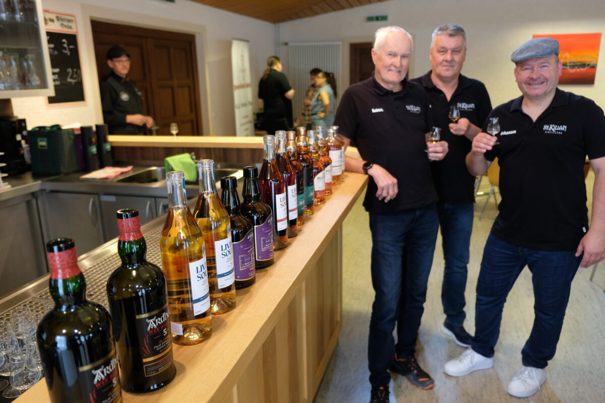 Priester im Kilt begeistert Vorbach beim Whisky-Tasting