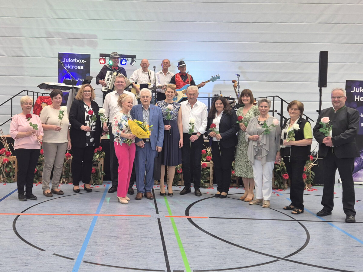 Rosenball lockt knapp 200 Gäste nach Maxhütte-Haidhof