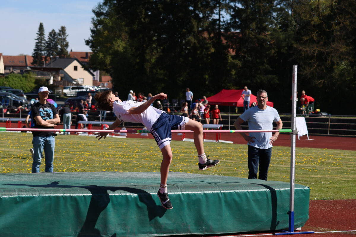 Saisonstart mit Siegen und DM-Normen in Zirndorf für Kemnath