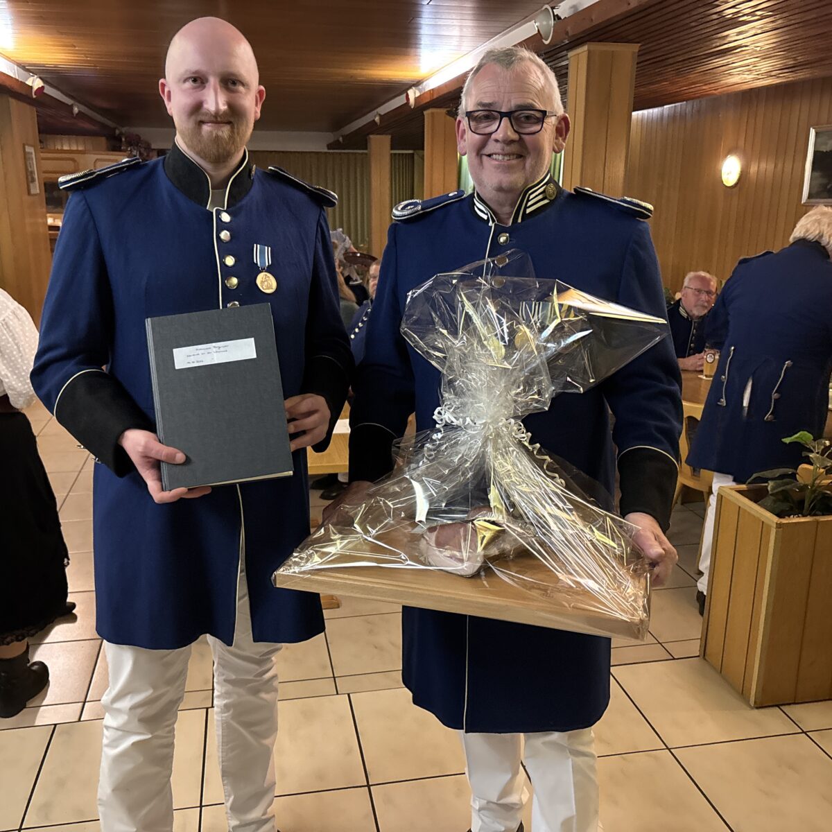 Scheidender Vorsitzender überreicht ergänzte Chronik in Neustadt