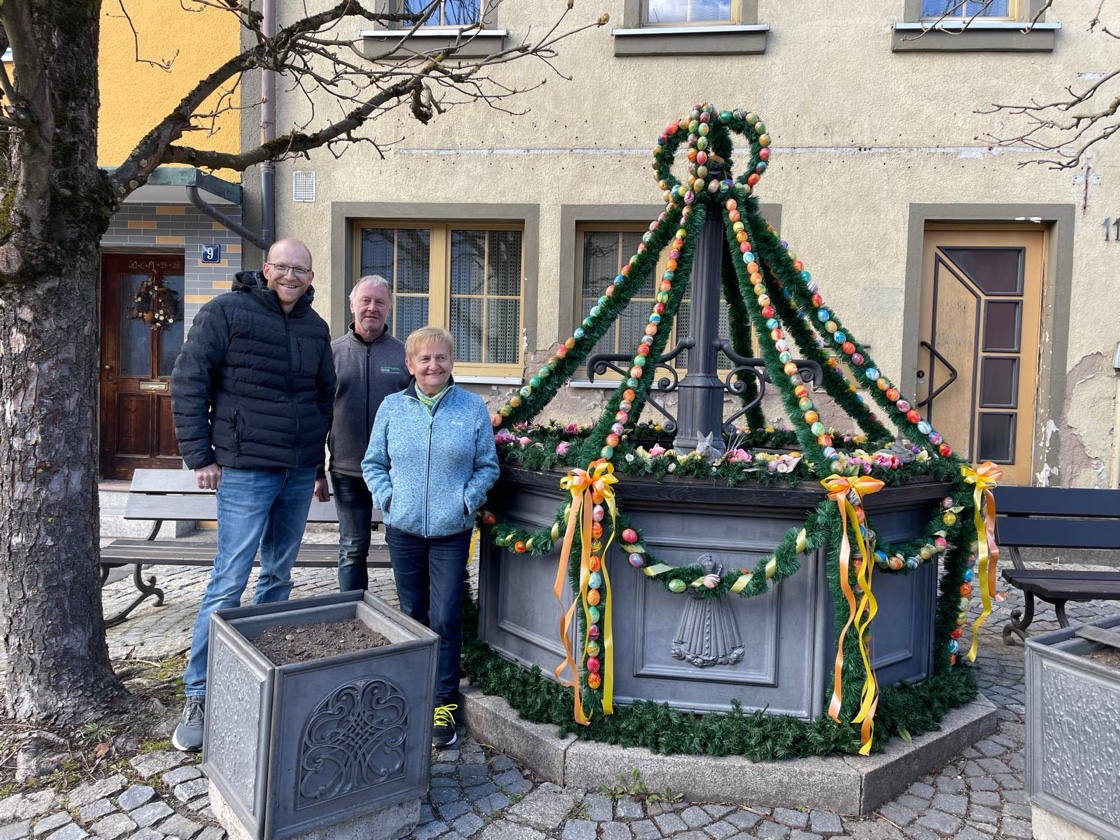 Siedler schmücken Osterbrunnen in Neuhaus