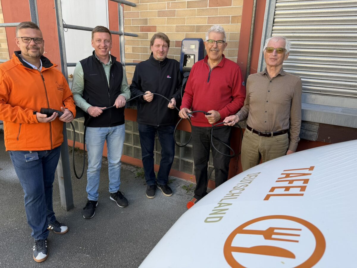 Stadtwerke unterstützen Tafel mit PV-Wallbox in Amberg