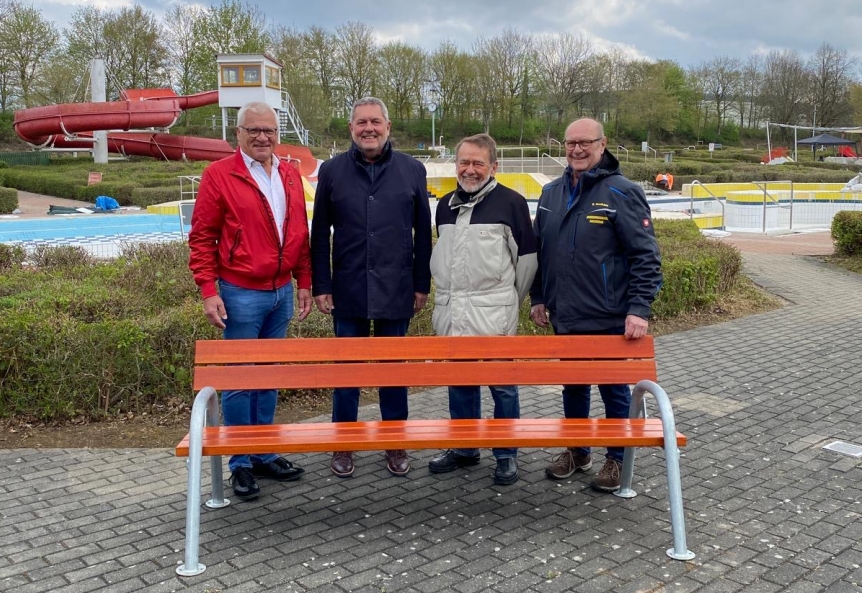 Verein spendet zehn neue Bänke fürs Freibad in Auerbach