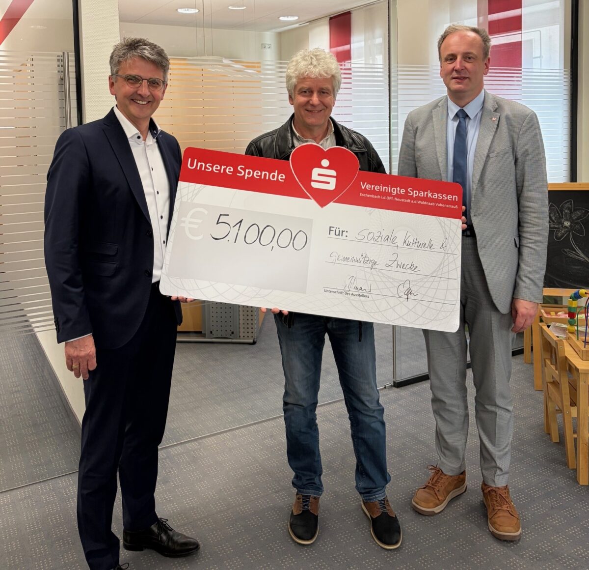 Vereinigte Sparkassen spenden in Floß 5.100 Euro für Vereine