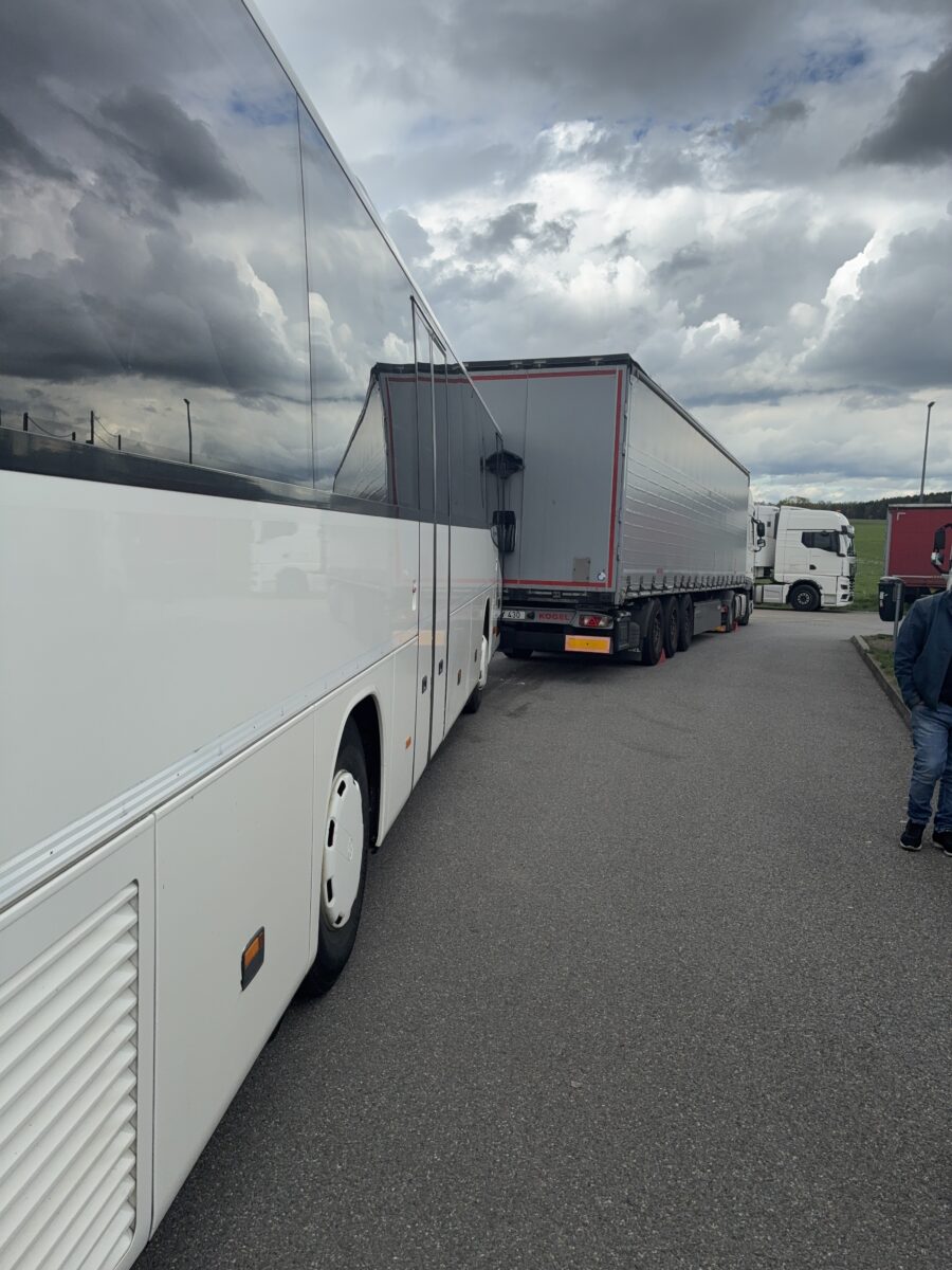 Bus rollt ungebremst und verursacht 10.000 € Schaden in Wackersdorf