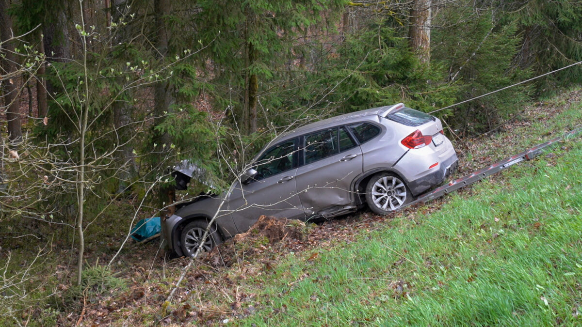 Auto rast in angrenzenden Wald – drei Verletzte