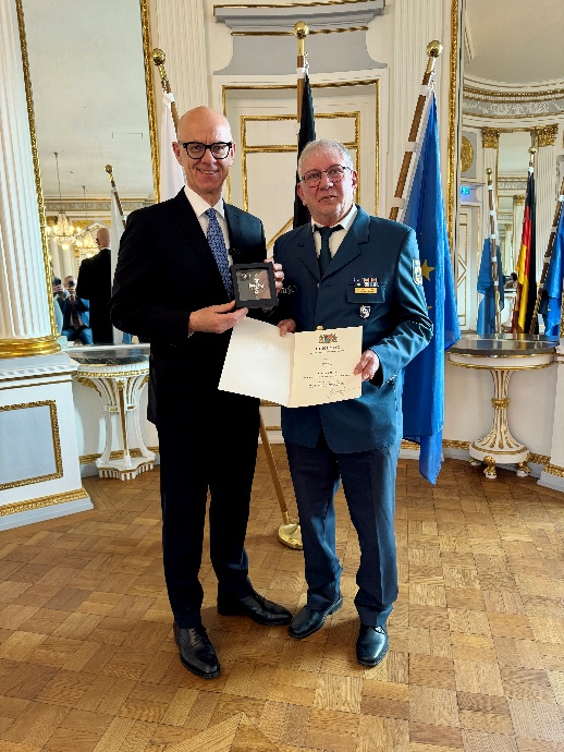 Steckkreuz für THW-Helfer Walter Schuster in Regensburg