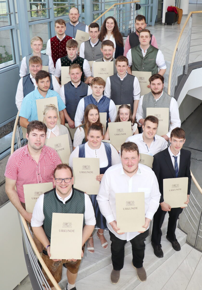 Meisterbriefe für 25 Landwirtschaftsmeisterinnen und Meister in Weiden verliehen