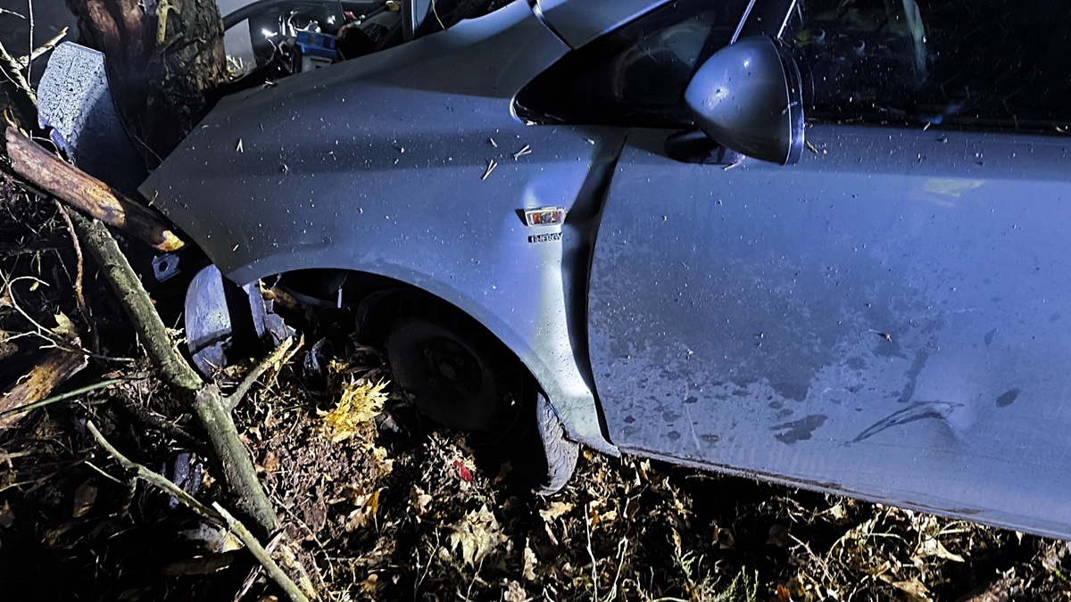 Unfall im Josephstal: Opel prallt gegen Bäume
