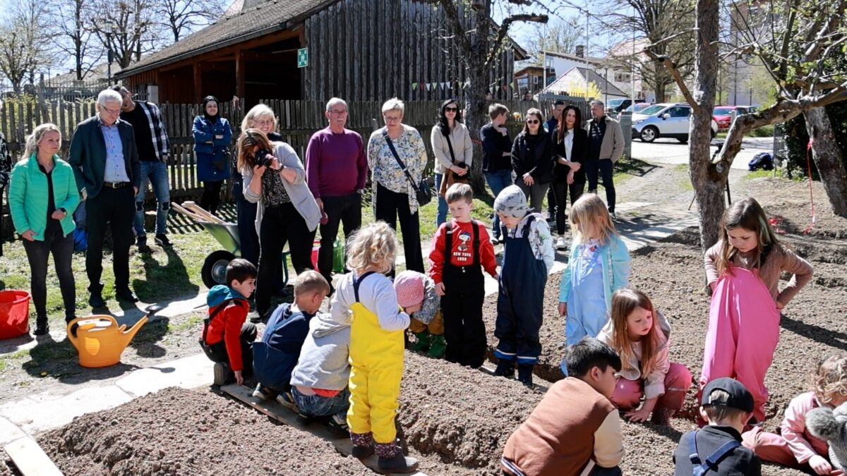 AckerRacker begeistert Kinder im Kindergarten Kunterbunt in Erbendorf