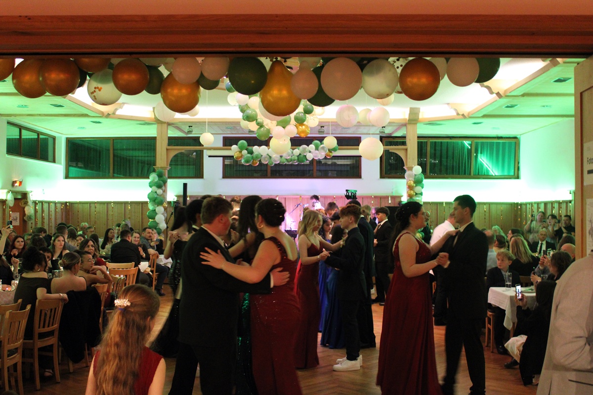 MGS Eschenbach: Tanzabschlussball begeistert als echtes Gemeinschaftsprojekt