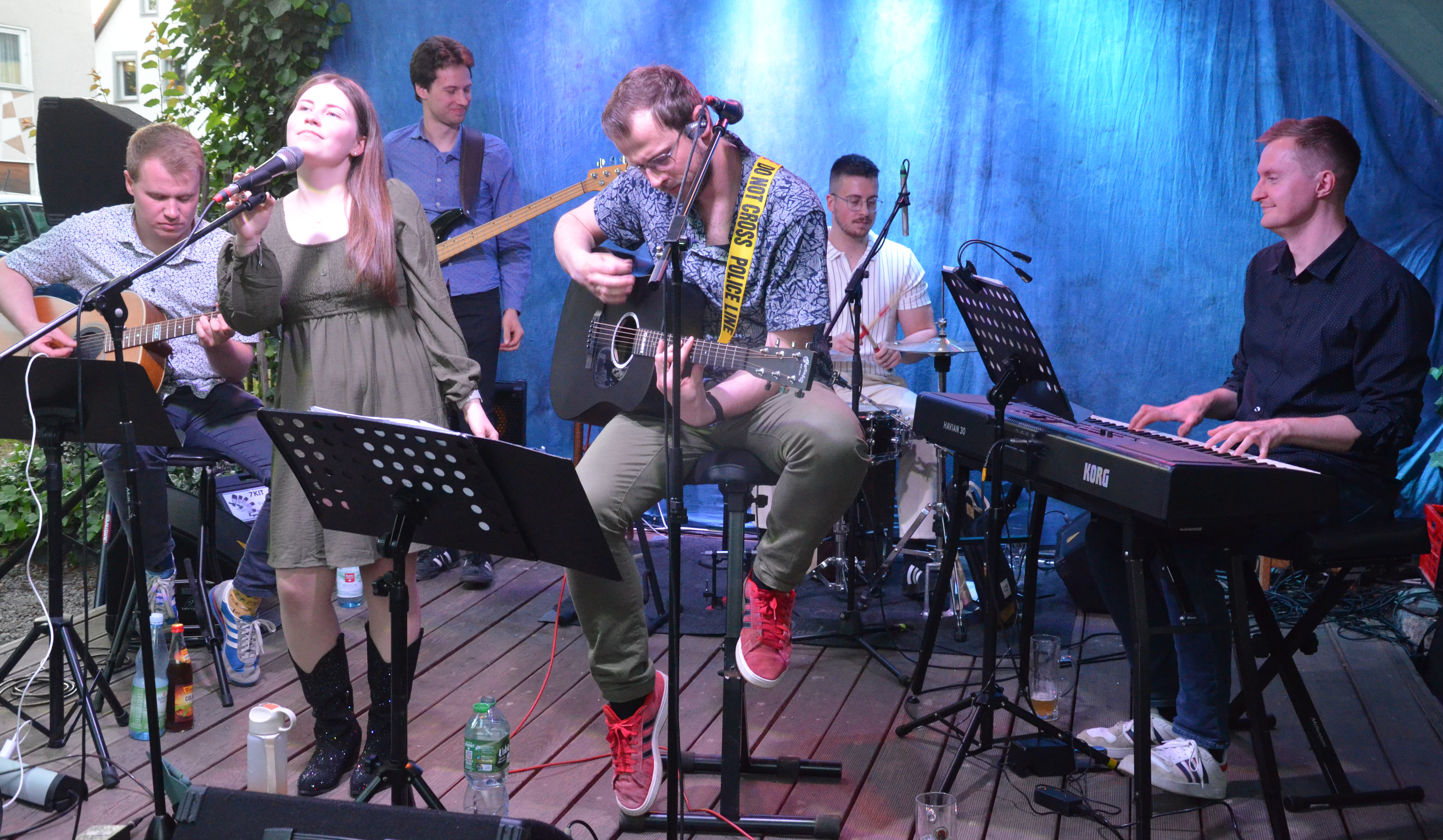 "Mission Possible" begeisterte mit Rock’n’Roll im sommerlichen Parapluie-Biergarten