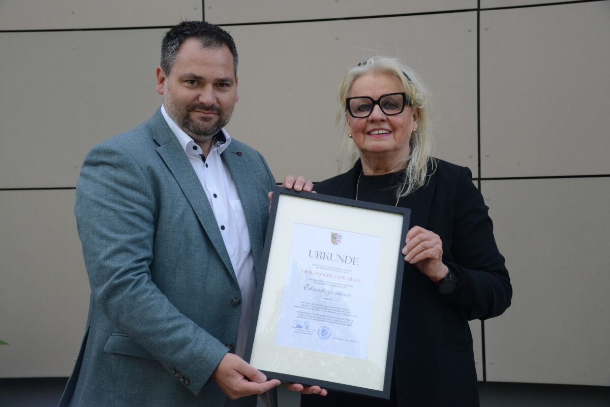 Bürgermeister Sebastian Hartl überreicht Isolde Gewargis die Urkunde zur Verleihung der Ehrenbürgerwürde. Foto: Walter Beyerlein