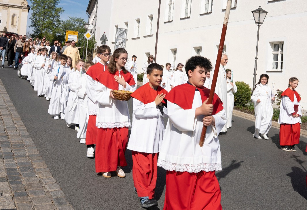 Feierliche Erstkommunion mit 24 Kindern in Eschenbach