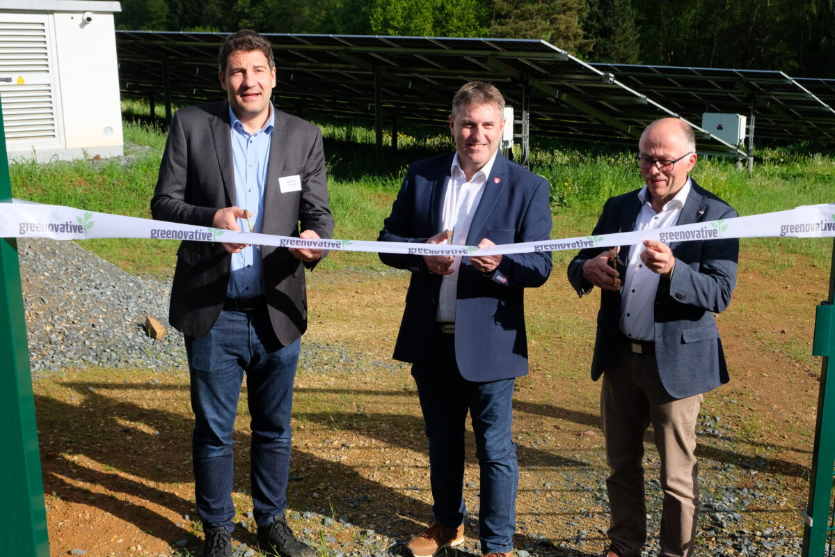 Das Eröffnungsband durchschnitten Greenovative-Geschäftsführer Bernd Fuchs, Bürgermeister Ewald Plößner und stellvertretender Landrat Albert Nickl (von links). Foto: Robert Dotzauer