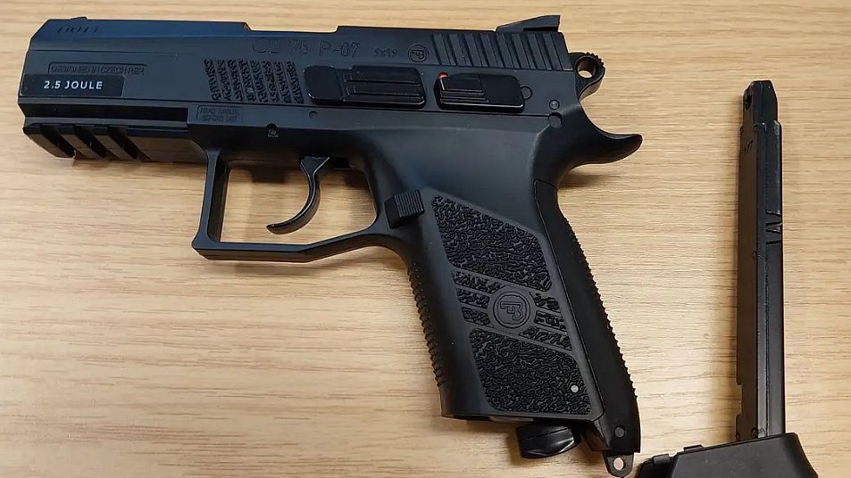 Bundespolizei sichert Pistole, Schlagring und Reizsprays bei Waidhaus