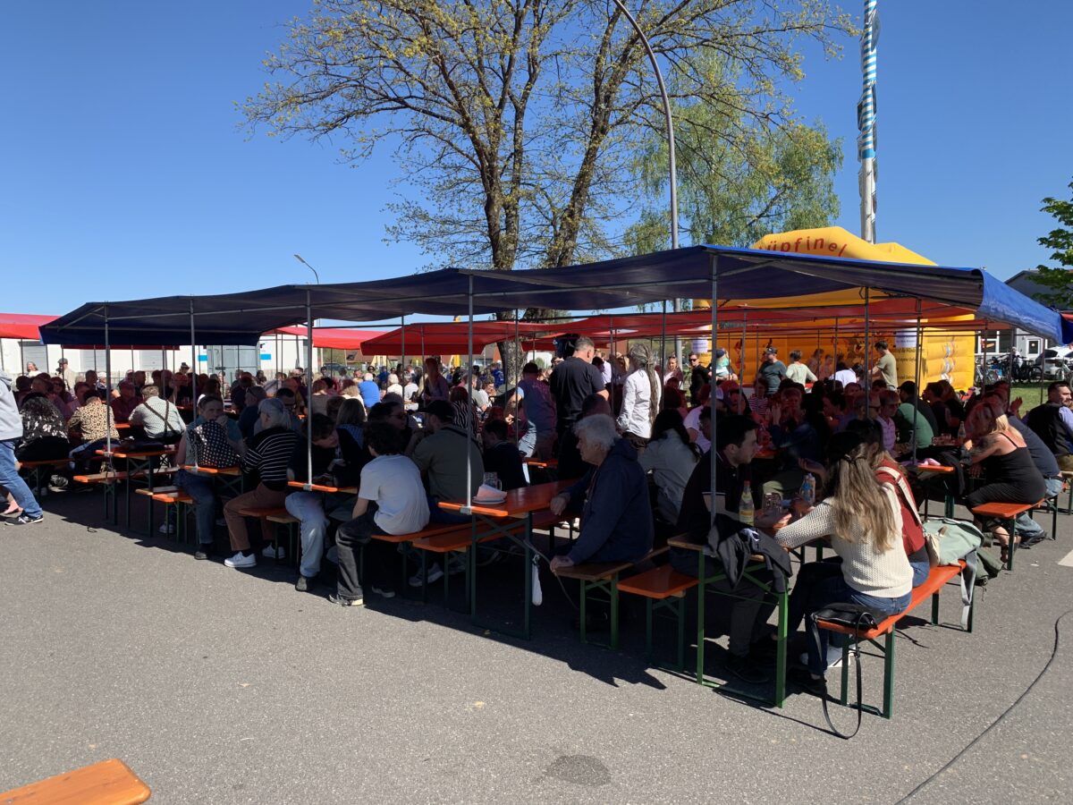 Altenstädter feiern gemeinsam unter dem Maibaum