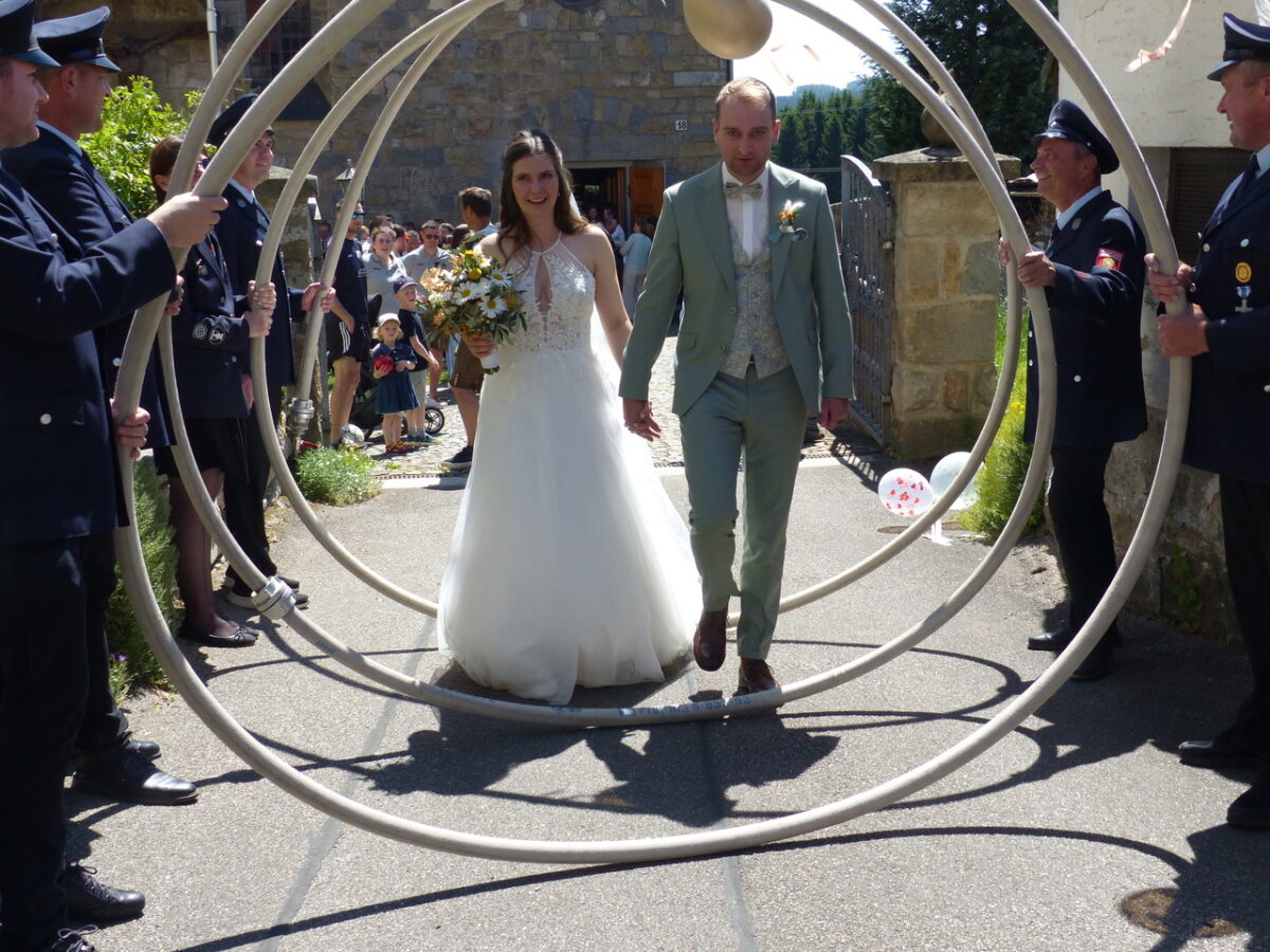 Hochzeit und Taufe in Döllnitz mit großem Vereinsspalier