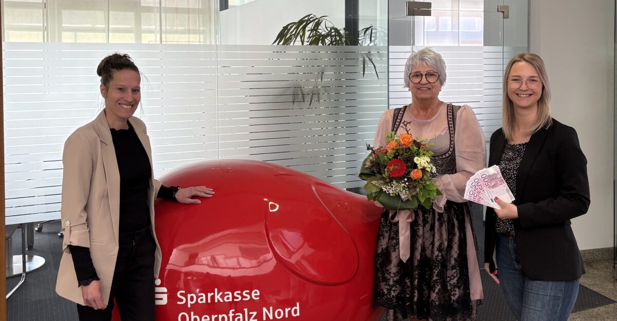 Sparkassenkundin gewinnt 10.000 € beim PS-Sparen in Kemnath