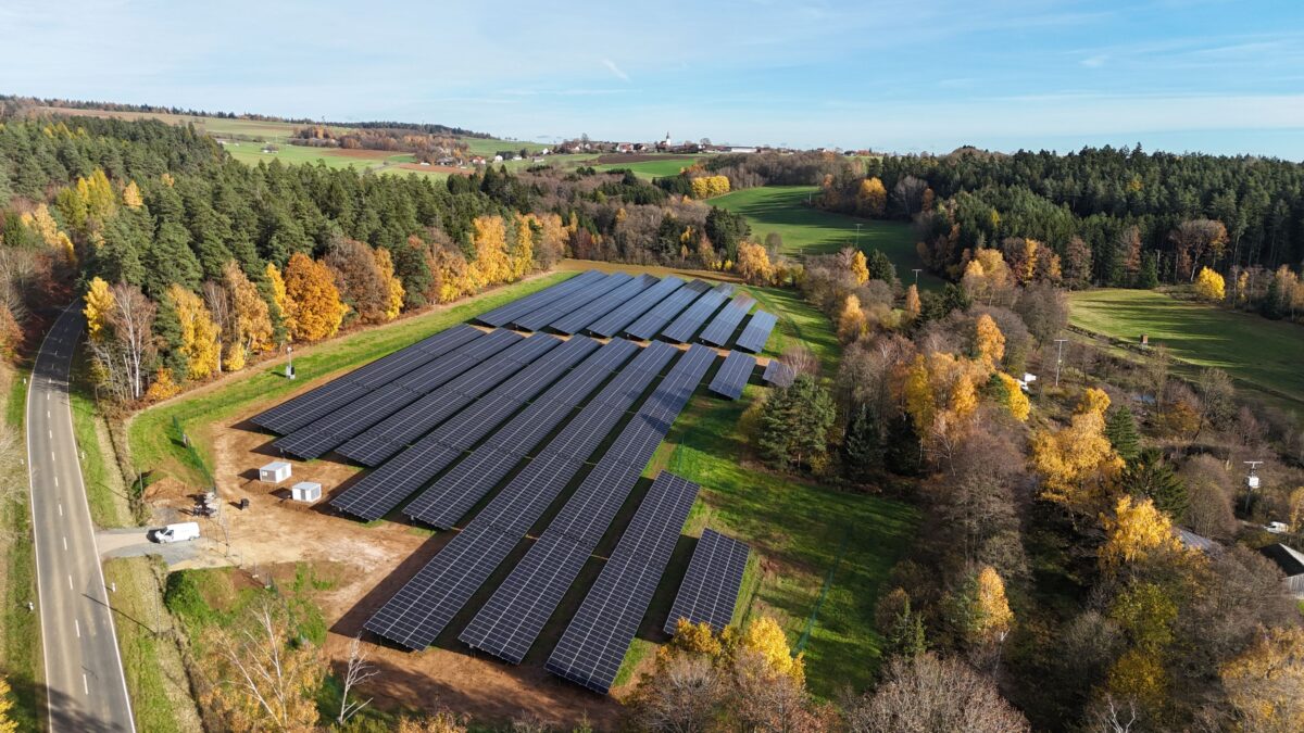 Auf bisher 3,5 Hektar landwirtschaftlich genutzter Grundstücksfläche entstand bei Oberaichamühle in der Gemarkung Thurndorf ein Sonnenkraftwerk, das mit einer Modulfläche von 2,9 Hektar jährlich 3,4 Millionen Kilowattstunden Strom erzeugen kann. Foto: Robert Dotzauer