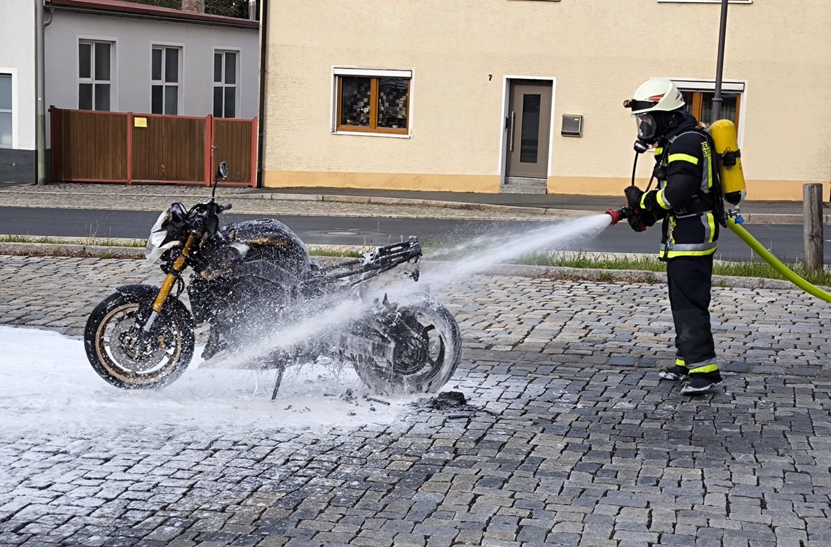 Motorrad brennt nach technischer Panne vollständig aus